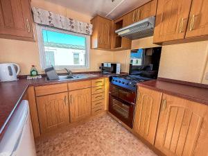 Kuchyň nebo kuchyňský kout v ubytování Superb Dog Friendly Caravan With Decking In Hunstanton In Norfolk Ref 13010L