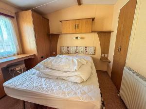 Postel nebo postele na pokoji v ubytování Superb Dog Friendly Caravan With Decking In Hunstanton In Norfolk Ref 13010L