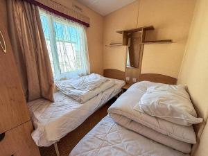Postel nebo postele na pokoji v ubytování Superb Dog Friendly Caravan With Decking In Hunstanton In Norfolk Ref 13010L