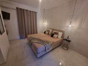 A bed or beds in a room at Olive Grove View