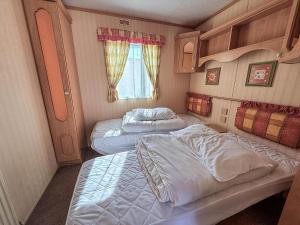 Ένα ή περισσότερα κρεβάτια σε δωμάτιο στο 6 Berth Caravan In Hunstanton, Ideal For Seaside Holidays Ref 13004L