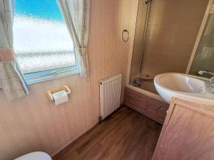 Ένα μπάνιο στο 6 Berth Caravan In Hunstanton, Ideal For Seaside Holidays Ref 13004L +7 φωτογραφίες