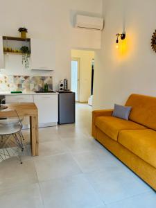 una sala de estar con un sofá y una mesa en Vittoria Apart, en Siracusa