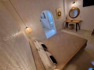 A bed or beds in a room at Olive Grove View
