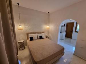 A bed or beds in a room at Olive Grove View