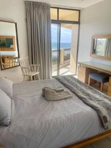 En eller flere senge i et værelse på Umhlanga 2 bedroom with seaview