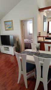 TV a/nebo společenská místnost v ubytování Apartman Beus