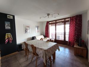 jadalnia ze stołem i oknem w obiekcie Résidence Plein Soleil - Appartement plein sud avec superbe vue, balcon, parking. MAE-9004 w mieście Montgenèvre +11 zdjęć