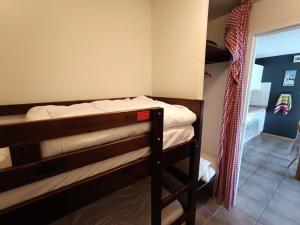sypialnia z dwoma łóżkami piętrowymi w pokoju w obiekcie Résidence Plein Soleil - Appartement plein sud avec superbe vue, balcon, parking. MAE-9004 w mieście Montgenèvre