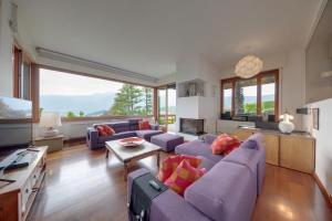 Χώρος καθιστικού στο Villa with a View and Pool
