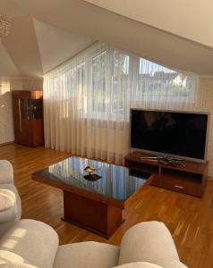 Телевизор и/или развлекательный центр в Family holiday house with sauna