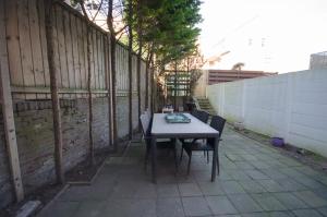 einen Tisch und Stühle auf einer Terrasse in der Unterkunft Pension Oranje in Zandvoort