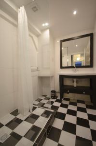 a bathroom with a black and white checkered floor at Pension Oranje in Zandvoort