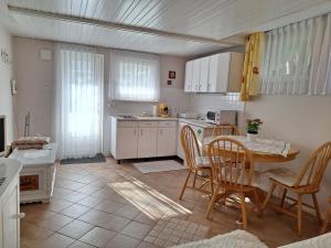 Η κουζίνα ή μικρή κουζίνα στο Apartmaji Marinka Hodnik +14 φωτογραφίες