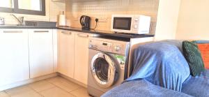 Кухня или мини-кухня в AFRODITI APARTMENTs
