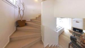 a staircase in a house with a potted plant at Villa Horizontes 1 in Possidi