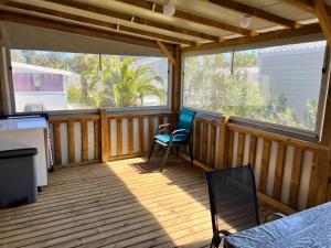 Balkón nebo terasa v ubytování Mobil home neuf 6 p climatisé à Hyères à 200 m de la mer dans camping 4 étoiles