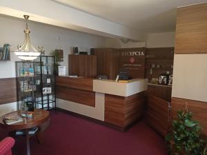 una barbería con un mostrador y una mesa en Apartmán PAULA, en Veľká Lomnica