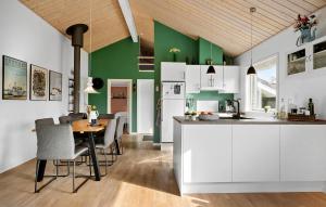 O bucătărie sau chicinetă la Holiday Home Hindbærvej Tarm I