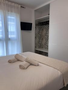 a bedroom with a bed with two towels on it at Villa de Béjar 2 in Béjar