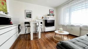 Μια τηλεόραση ή/και κέντρο ψυχαγωγίας στο Black Lotus 2 I Downtown Apartment I Free Parking & Fresh Coffee I 24hr Access