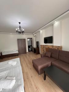 TV a/nebo společenská místnost v ubytování Madona Homestay + 37 fotografií