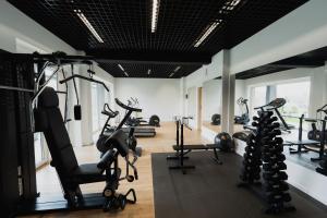 a gym with several treadmills and exercise bikes at Lagunowe Zacisze in Zarzecze