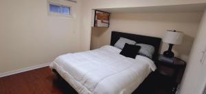 Кровать или кровати в номере Beautiful Newly Renovated 2-Bedroom Basement