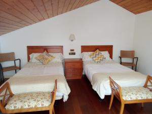 2 camas en una habitación con 2 sillas en Mundaka Vista Mar L-BI-52, en Mundaka