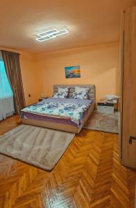 Ένα ή περισσότερα κρεβάτια σε δωμάτιο στο CozyRent în Ocna Mureș