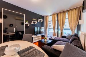 una sala de estar con un sofá y una mesa en Flex SelfCheckIns 147 - Zagreb - Bedroom - Garage - Loggia, en Zagreb