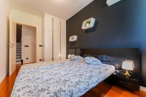 Un dormitorio con una cama grande con una pared azul. en Flex SelfCheckIns 147 - Zagreb - Bedroom - Garage - Loggia, en Zagreb