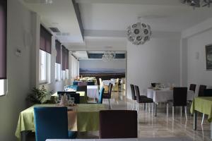 Reštaurácia alebo iné gastronomické zariadenie v ubytovaní Apartmani Monaco