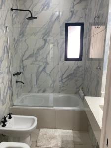 Bilik mandi di Casa amplia y moderna +7 gambar