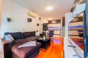 una sala de estar con un sofá y una mesa en Flex SelfCheckIns 147 - Zagreb - Bedroom - Garage - Loggia, en Zagreb