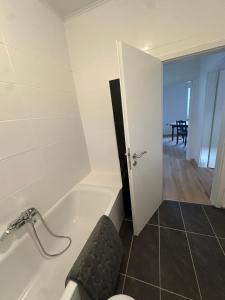 a bathroom with a tub and a toilet and a table at 3-Zimmer Ferienunterkunft in Bad Salzuflen
