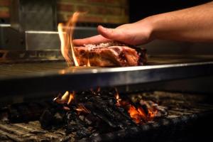 Hotellin asiakkaiden käytettävissä oleva grilli