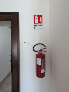 una boca de incendios está colgando de una pared en Dimora Matteotti, en Nardò