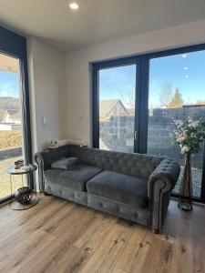 Posezení v ubytování Moderne Neubau Wohnung mit Terasse + 17 fotografií