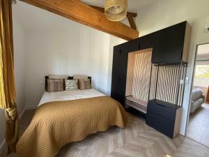 a bedroom with a bed with a black headboard at Appartement cosy et élégant in Ambarès-et-Lagrave