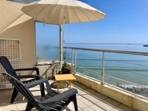 2 sillas y una sombrilla en un balcón con vistas al océano en Ty Jean - Piscine - plage à pied, en Crozon 10 fotos más