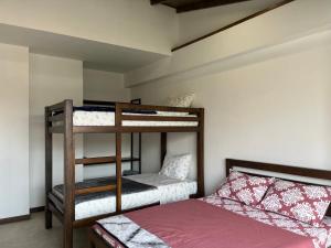 El CocuyにあるApartamentos Ana Eloísaのベッドルーム1室(二段ベッド2組、ベッド1台付)
