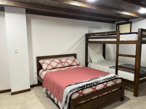 El CocuyにあるApartamentos Ana Eloísaのベッドルーム1室(二段ベッド2組、ベッド1台付) +5枚の写真