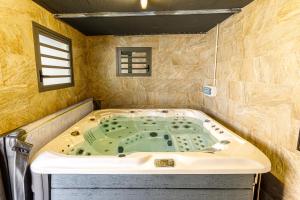 un jacuzzi en la esquina de un baño en La Villa Vétiver, en Saint-Joseph 12 fotos más