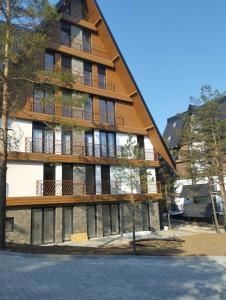 Un gran edificio con balcones a los lados. en Tajna, en Divčibare