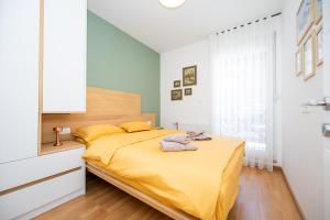 una camera da letto con un letto con una coperta gialla di Teo Divčigora a Divčibare