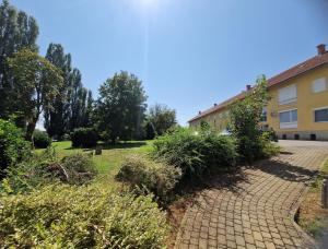 a garden in front of a building at Apartman Artem in Duga Resa
