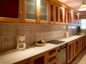 Kuchyňa alebo kuchynka v ubytovaní Alonissos Muses Villas