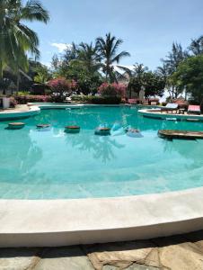 Πισίνα στο ή κοντά στο Malindi Beachfront Cottages - Garden Poolside cottage