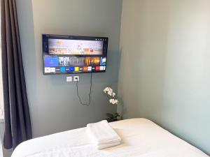 Μια τηλεόραση ή/και κέντρο ψυχαγωγίας στο Magnifique T2 proche Orly et RER C